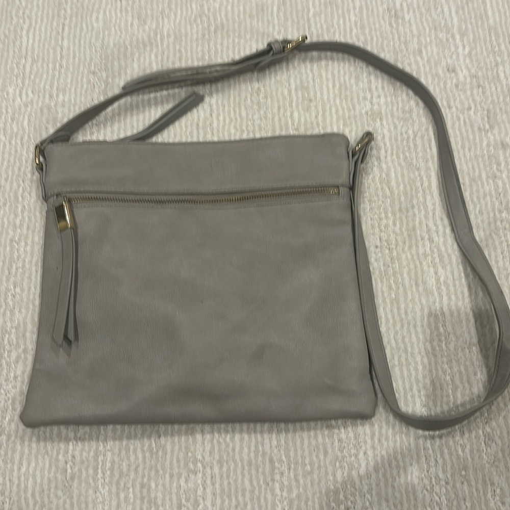 Shiraleah Chicago cross body bag. Gray color